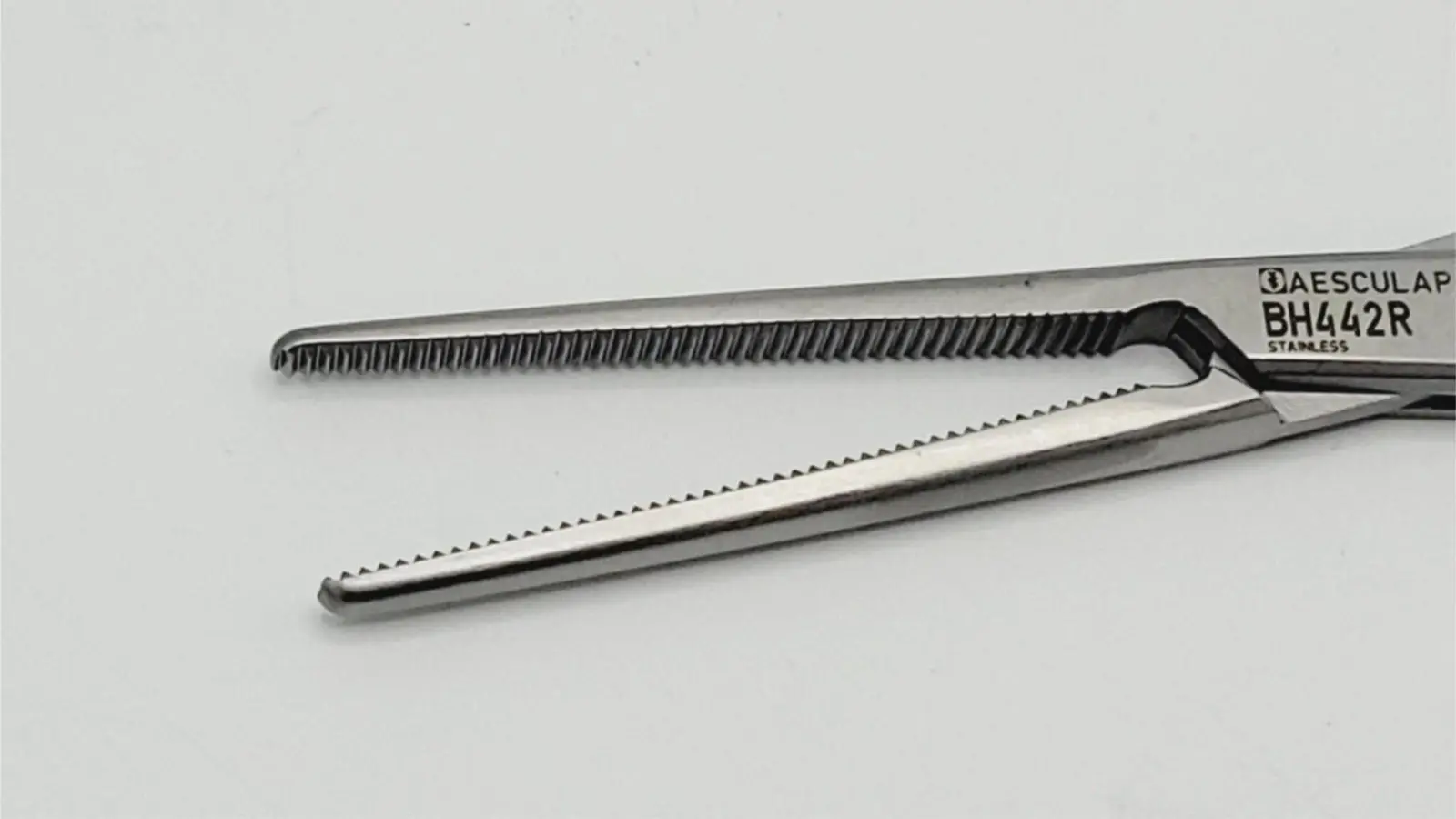 Aesculap BH442R Rochester-Pean Hemostatic Forceps Straight Serrated 6-1/4" Surgical Instrument – Used - Image 3