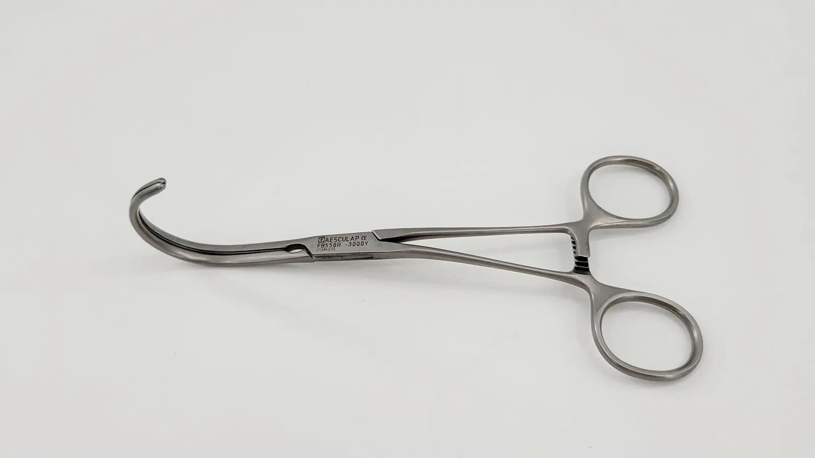 Aesculap FB558R DeBakey ATRAUMATA Curved Anastomosis Clamp 170mm 6-3/4" 40mm Jaw – Used - Image 2