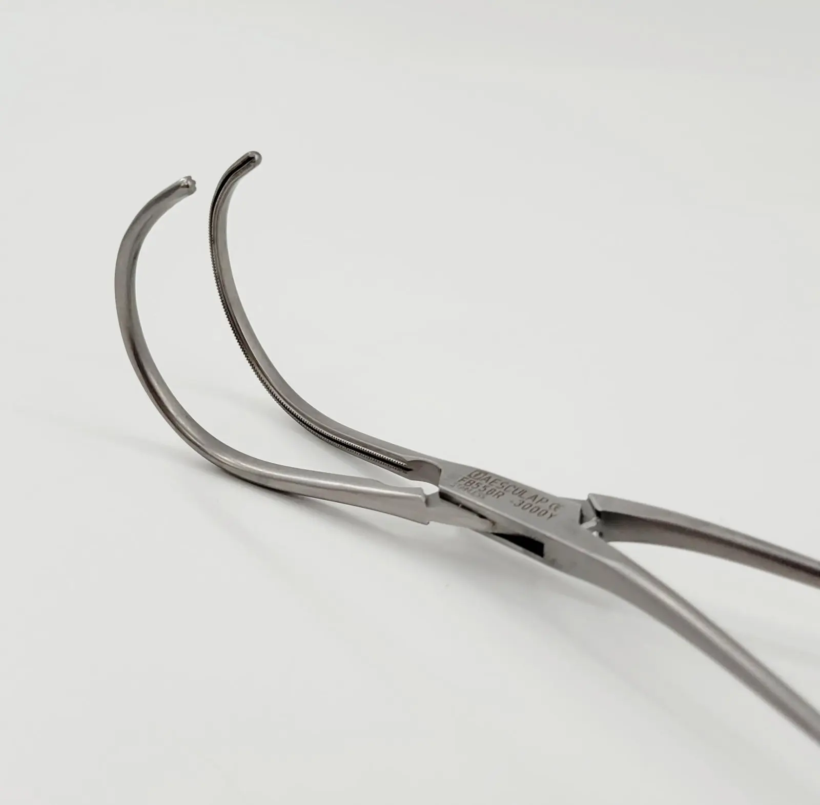 Aesculap FB558R DeBakey ATRAUMATA Curved Anastomosis Clamp 170mm 6-3/4" 40mm Jaw – Used - Image 3