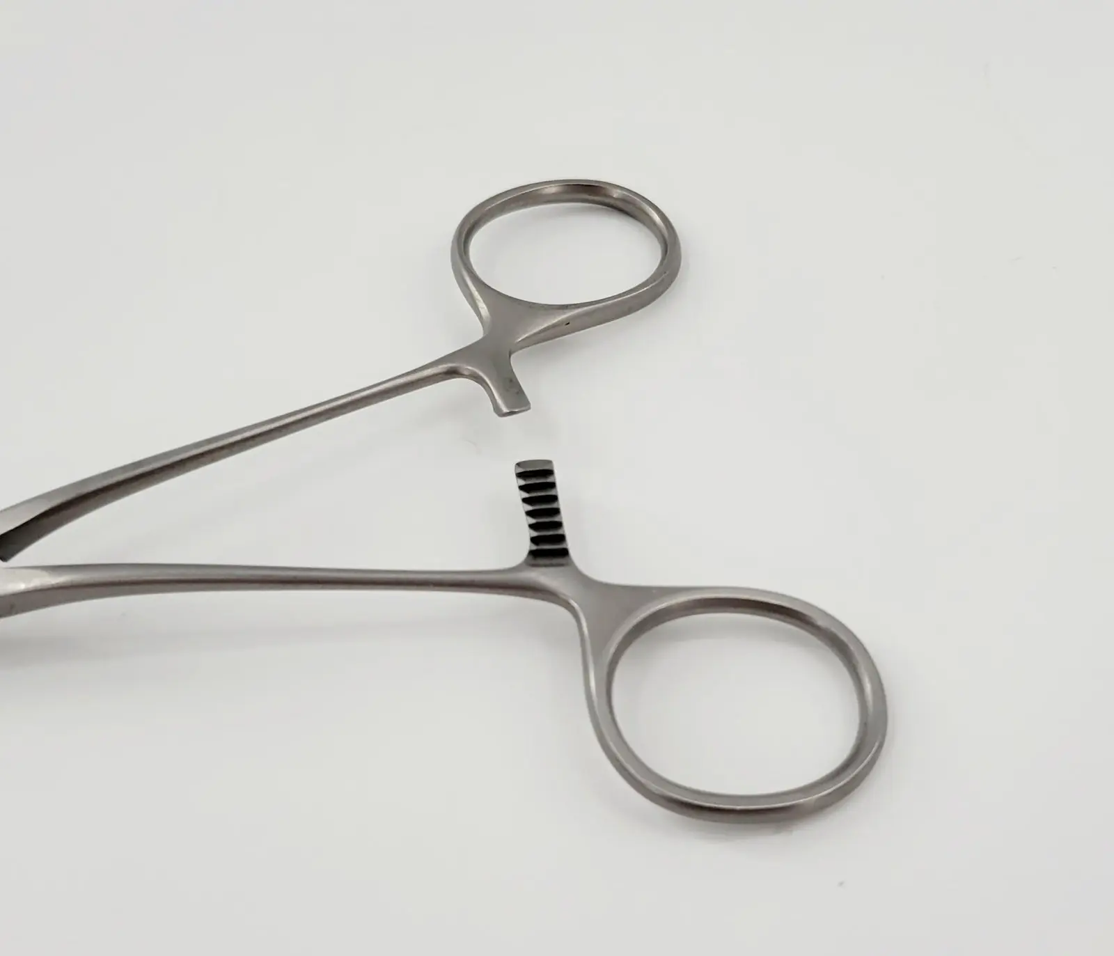 Aesculap FB558R DeBakey ATRAUMATA Curved Anastomosis Clamp 170mm 6-3/4" 40mm Jaw – Used - Image 4