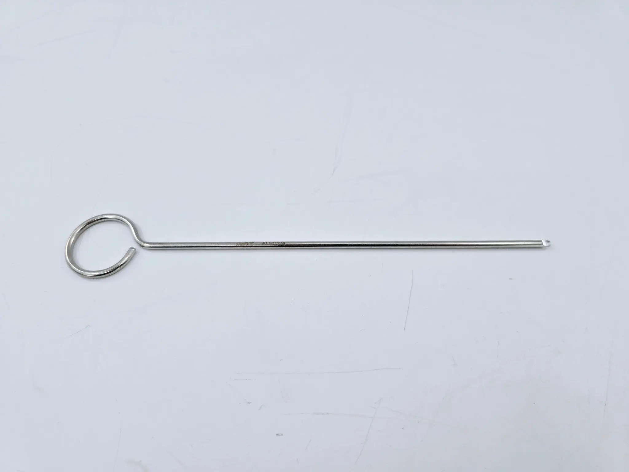 Arthrex AR-1304 Slotted Single-Hole Knot Pusher with Thumb Ring 8-1/4" - Image 2