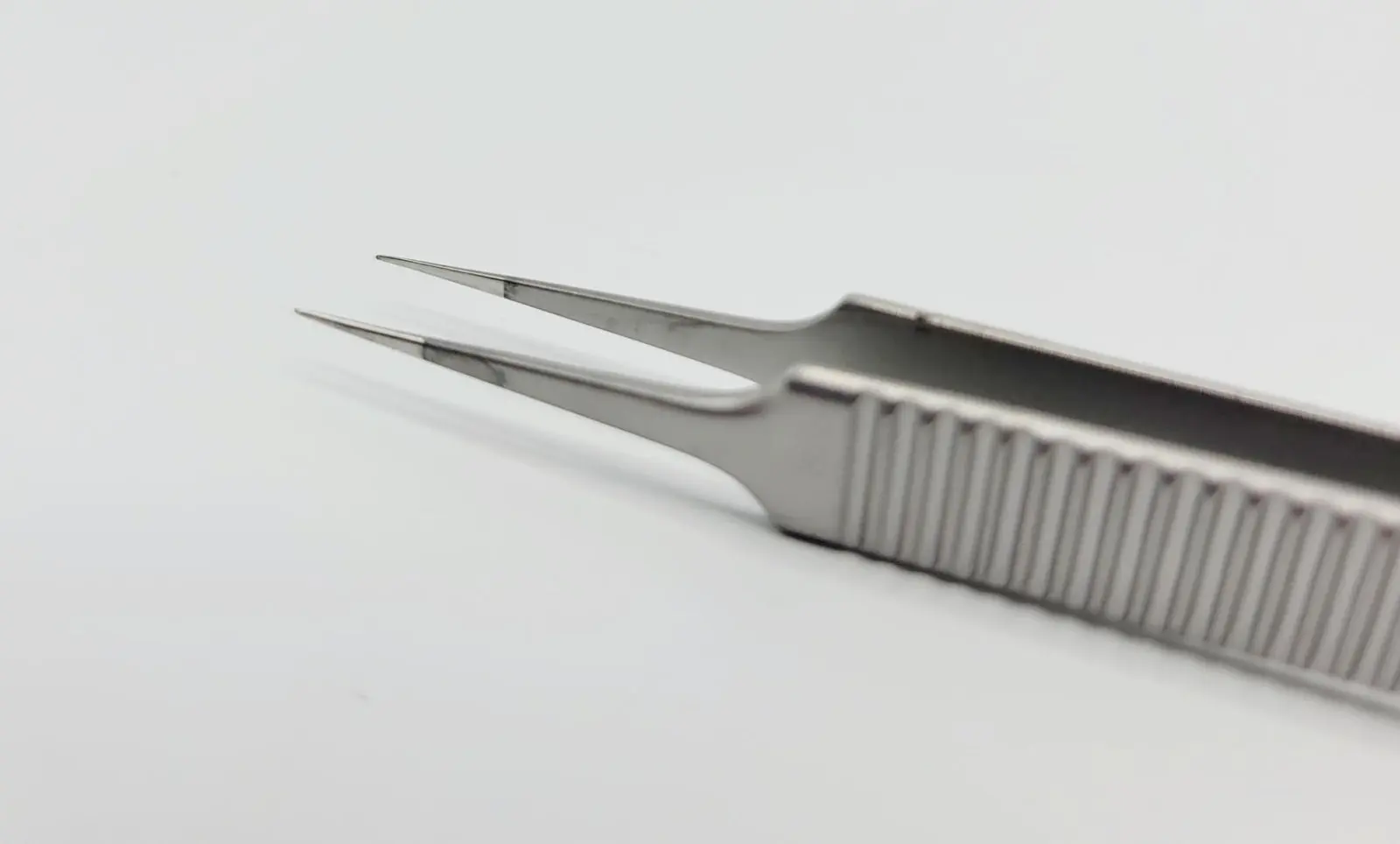 Beaver-Visitec 221206 Bipolar Iris Forceps, Straight 3-1/2" - Image 3