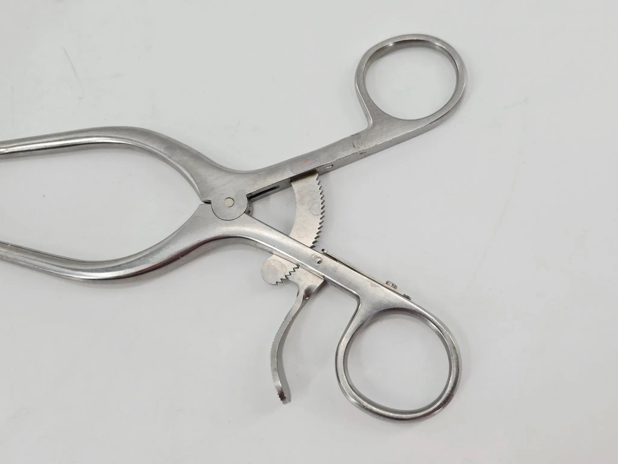 Konig MDS1867820 Anderson-Adson Retractor Self Retaining 4 x 4 Sharp Prongs 8" - Image 3