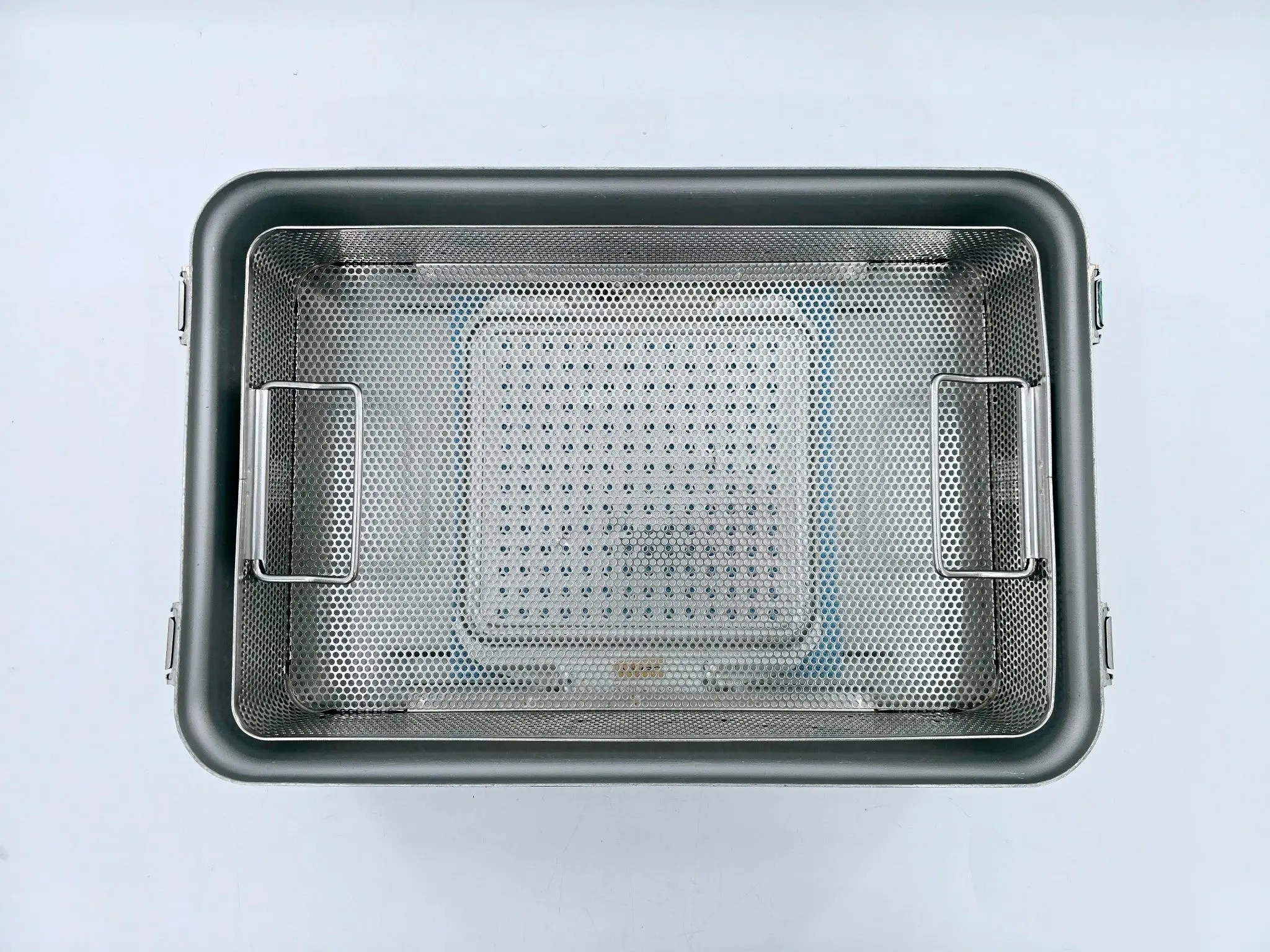 V. Mueller CD2-5B Genesis Mid-Length Sterilization Container w/ Lid & Tray 5" - Image 5