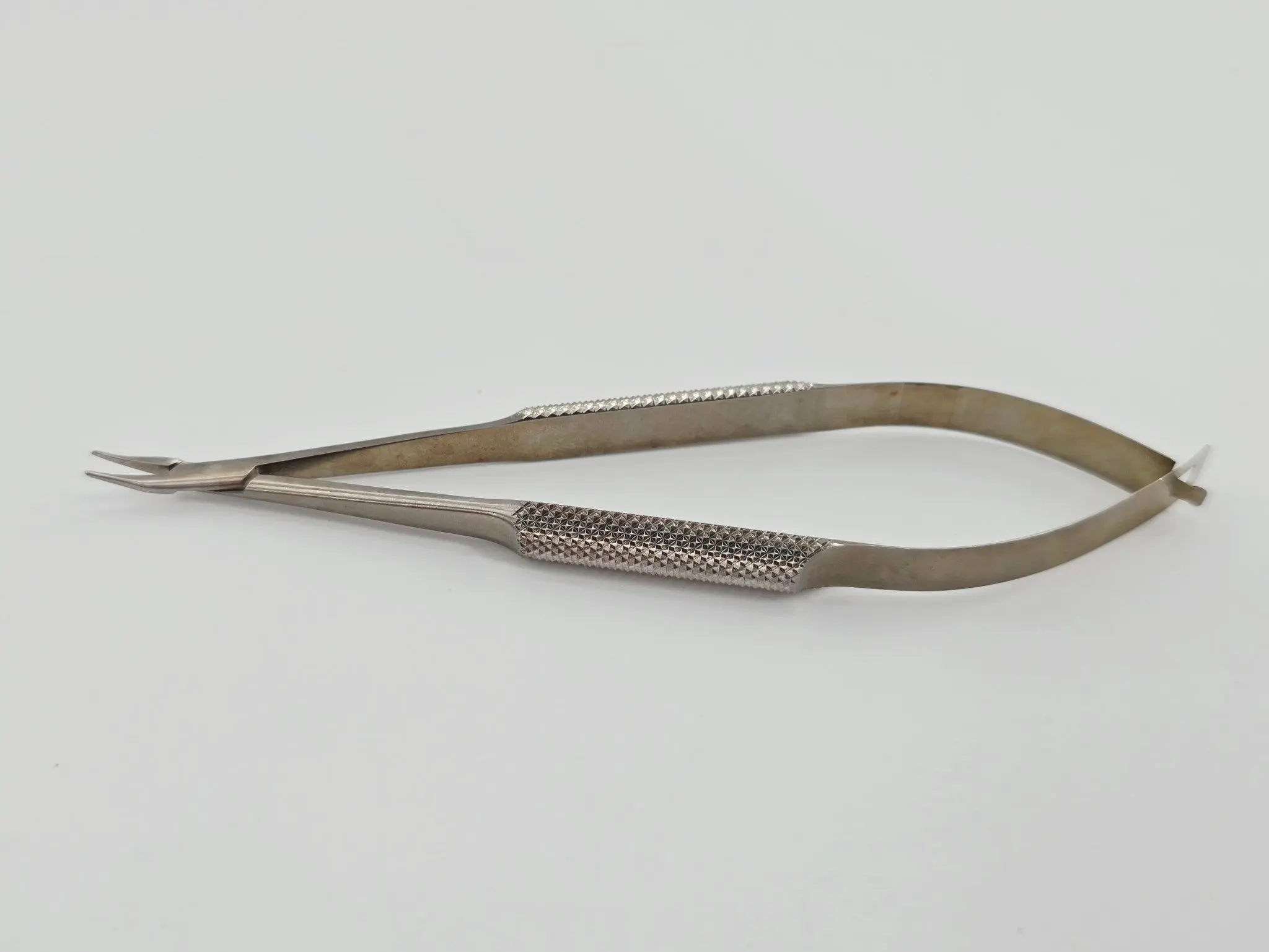 V. Mueller OP7418-002 Barraquer Needle Holder 10mm Extra Delicate Curved 5-1/4" - Image 2