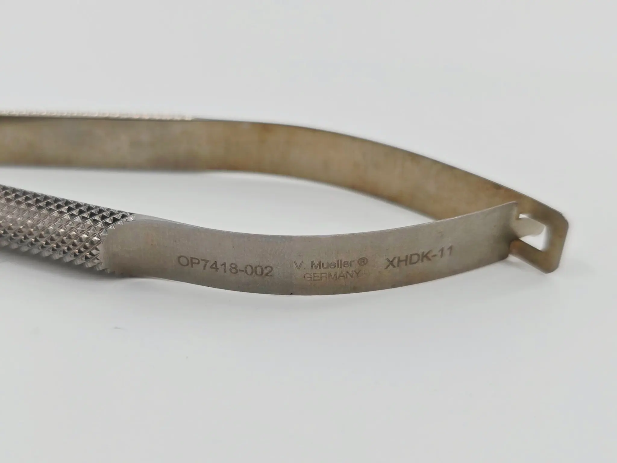 V. Mueller OP7418-002 Barraquer Needle Holder 10mm Extra Delicate Curved 5-1/4" - Image 4